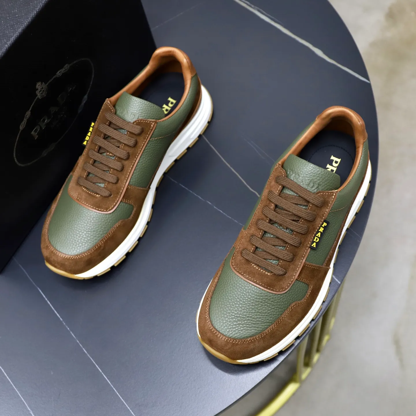 Factory price: 740💰Top original order Brand: PRADA (Prada) Standard code: Men's size 38/44 (45 can be customized) Grade: Same as the official website Material: Original cowhide stitching imported cowhide lining Original combination two-color wear-resistant soft outsole Style category: Leisure and sports version Young fashion European and American trend British style Color: Real picture color